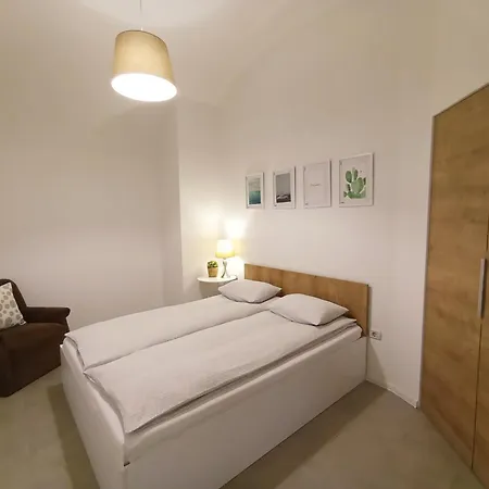 Art Apartment *